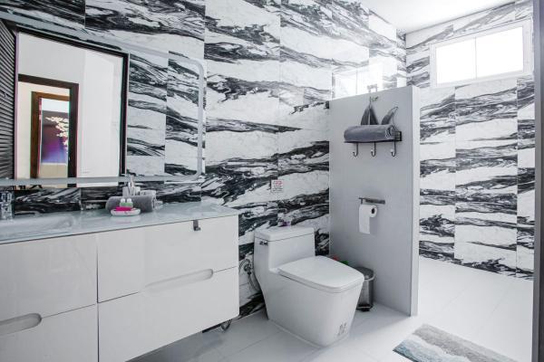 Luxury-bathroom