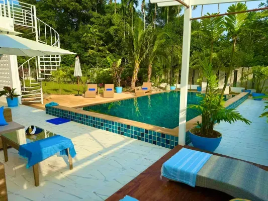 private-pool-terasse-day-time