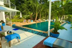 private-pool-terasse-day-time