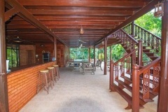 Al-fresco-dining-area-on-the-terrace-with-stylish-outdoor-furniture