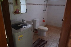 Spacious-bathroom-with-modern-fixtures-at-Villa-Paraiso