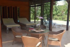 Tranquil-atmosphere-on-the-garden-facing-terrace