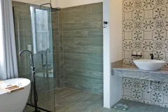 bathroom-of-Baan-Piti-in-Krabi