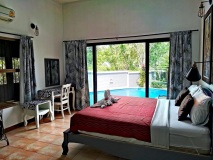 King-size-single-bed-room-with-direct-access-to-terrace-and-pool