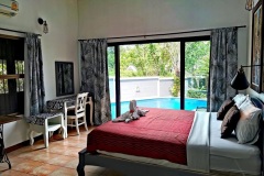 King-size-single-bed-room-with-direct-access-to-terrace-and-pool